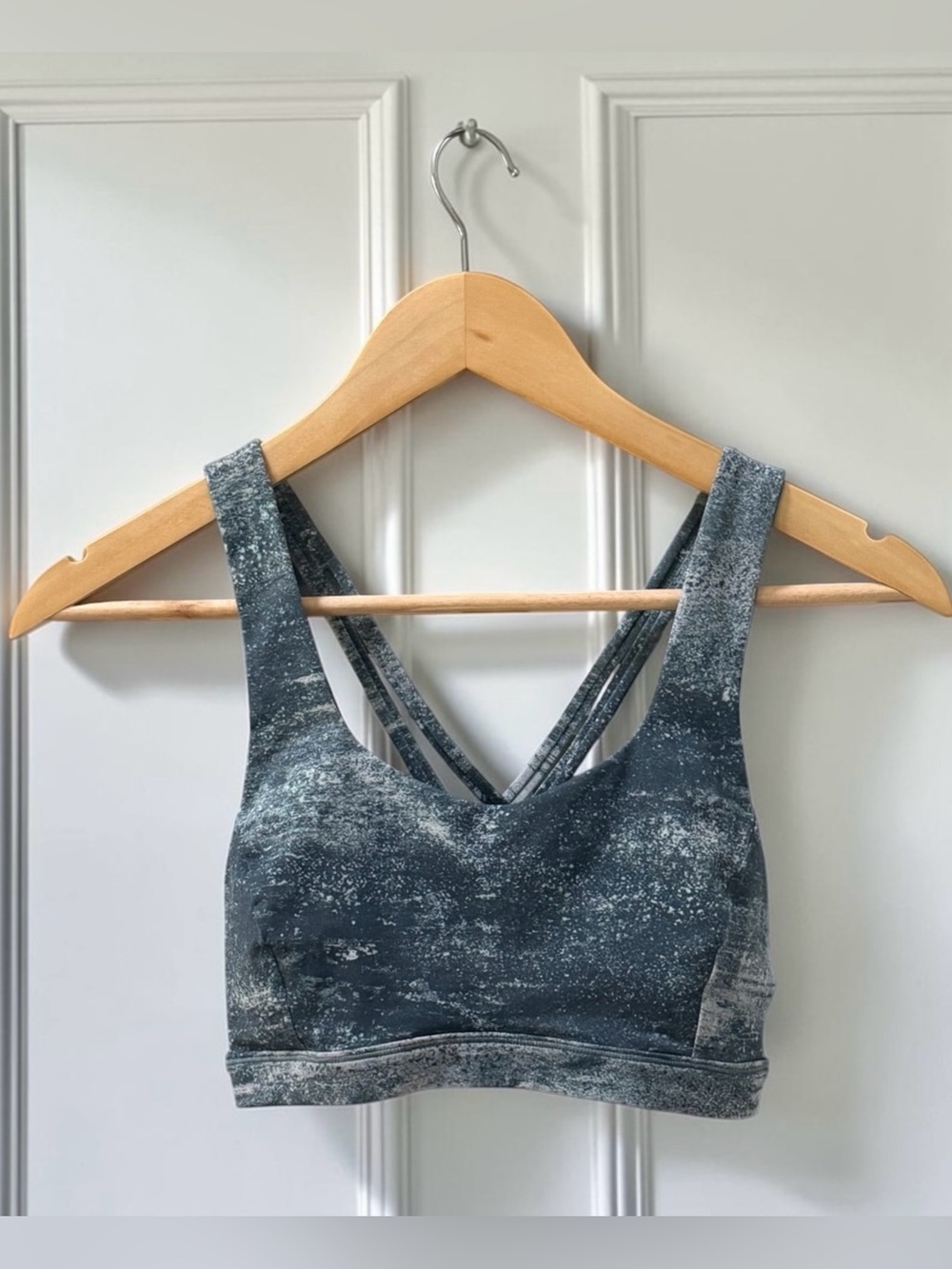 Lululemon Women's Blue Grey Speckled Sports Bra with Criss Cross Straps! Size 4
